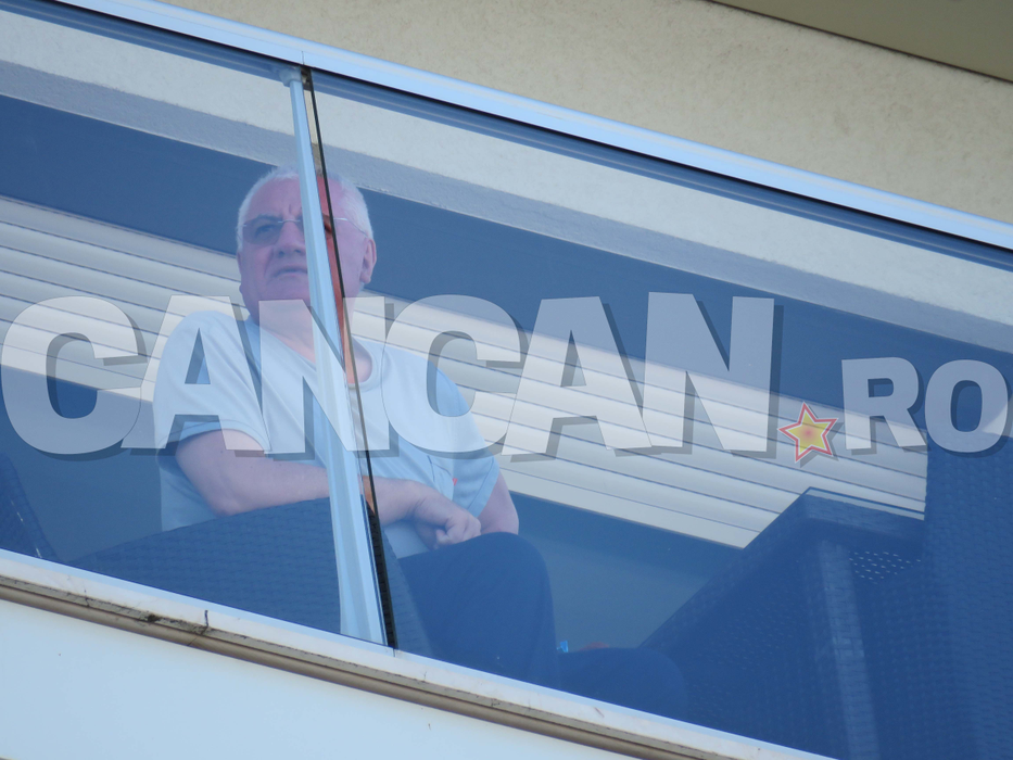 DUMITRU DRAGOMIR, singur şi supărat la Mamaia!