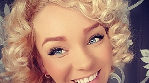 MARIA CONSTANTIN a renunţat la părul blond! Cum arată brunetă şi cu breton