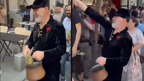 Gigi Becali a sfințit Piața Victoriei după marșul LGBT. Ce a purtat pe umăr tot timpul. Imaginile s-au viralizat
