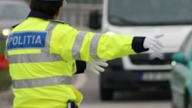 Un polițist din Vâlcea a ajuns la spital după ce a fost bătut de un bărbat pe care îl urmărea. Agresorul l-a apucat de gât și l-a izbit puternit de un gard