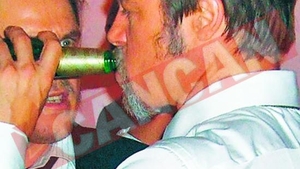 Ele fumeaza ca serpoaicele, ei beau de sting