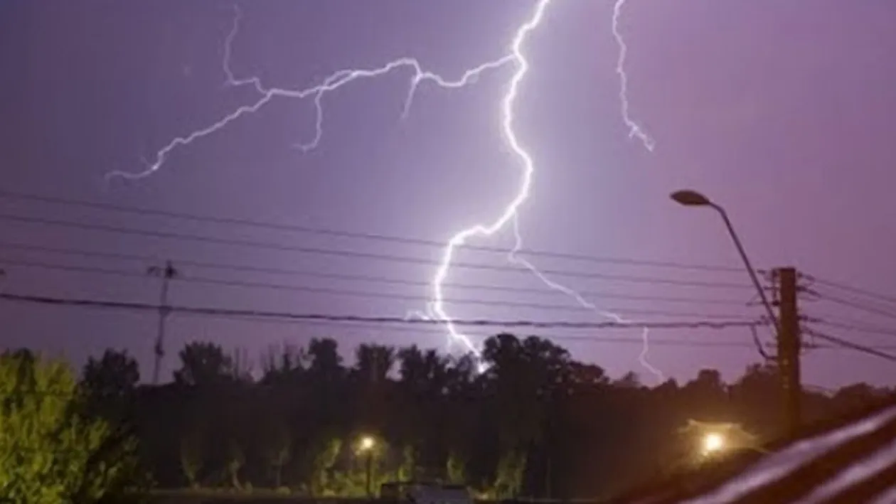 METEOROLOGII au facut ANUNTUL! Alerta meteo de VIJELII si FURTUNI se prelungeste