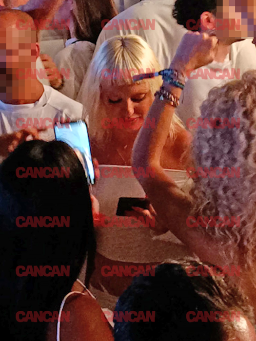 A pocnit rochița pe Alexandra Stan! Cum a apărut artista în club… pfff! Imaginile pe care le visează toți bărbații!