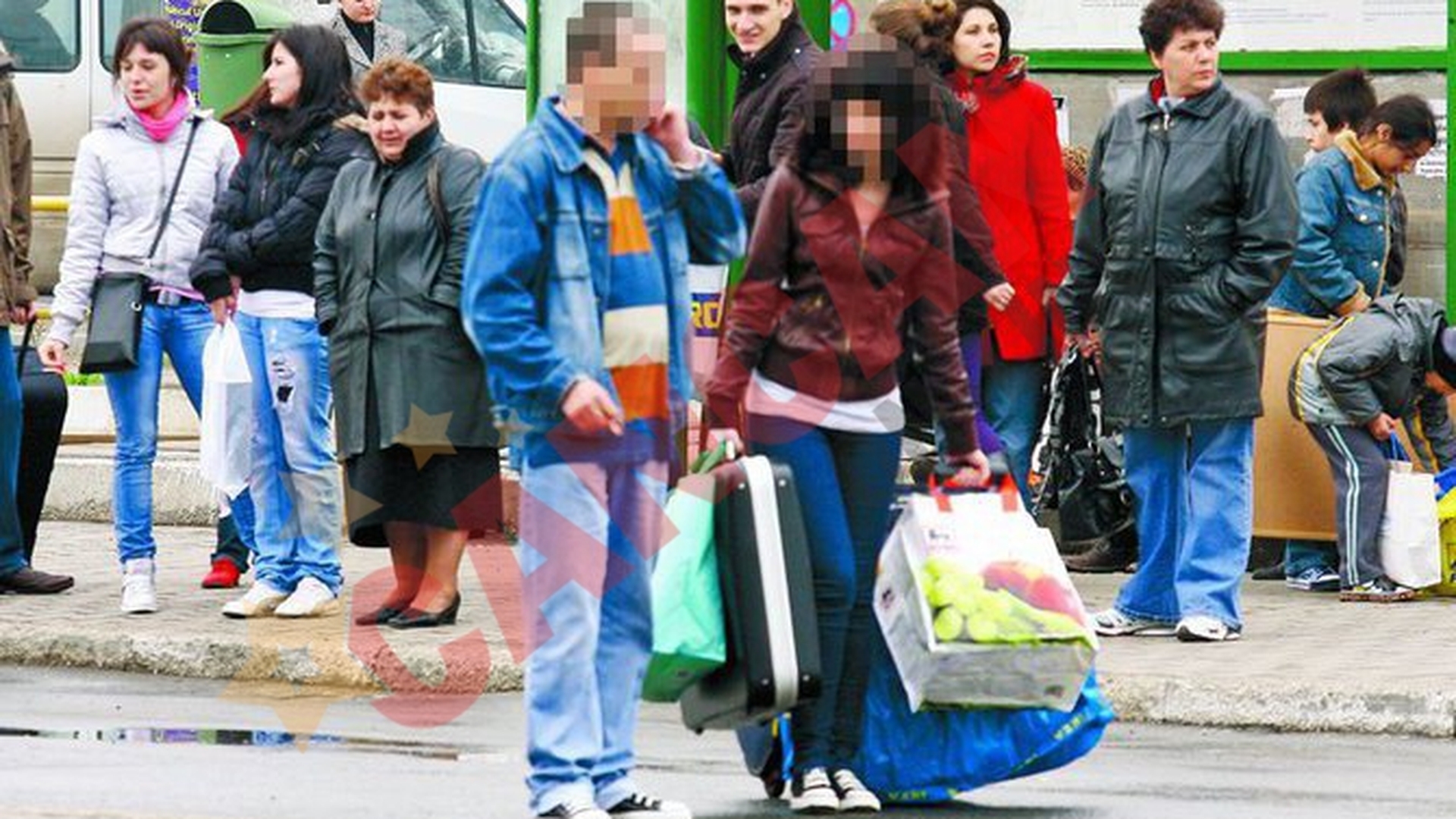 Ce au facut cand au vazut-o chinuindu-se cu bagajele?