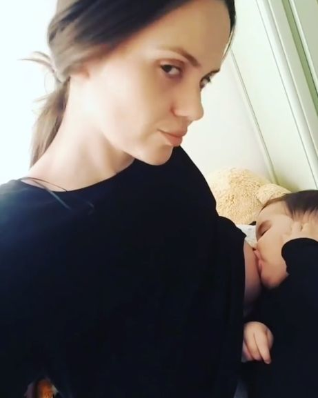 După “modelul Cristina Şişcanu”, Adela Popescu şi-a alăptat bebeluşul în public! Aflată la Dubai, actriţa…