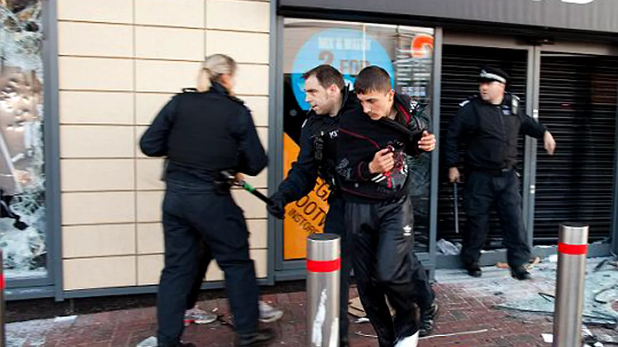 Batai si jafuri la periferia Londrei! Sute de oameni au iesit in strada