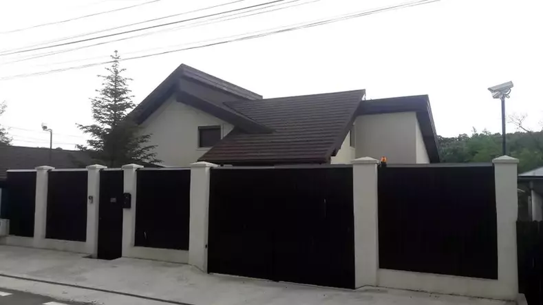 Cum arată vila lui Fuego din satul Bălteni. Și-a transformat piscina interioară în dressing