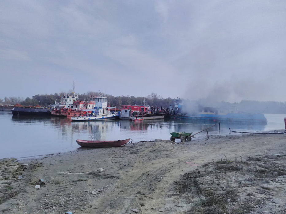 Incendiu puternic pe Dunăre, la o barjă cu bauxită. Pompierii s-au luptat minute în șir cu flăcările