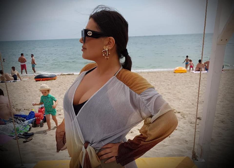 Bianca Rus, în costum de baie pe plajă!