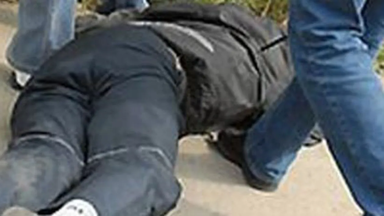 Socant! Rupt in bataie de un politist sub privire tatalui si a celor doi fii