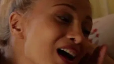 VIDEO Lora si sotul ei au pregatit o surpriza de proportii pentru invitatii de la nunta lor. Cei doi au filmat un videoclip inedit, pe care l-au prezentat in premiera la marea petrecere