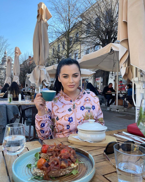 Carmen de la Sălciua i-a înnebunit pe bărbați cu un selfie în care apare într-o pijama sexy | FOTO