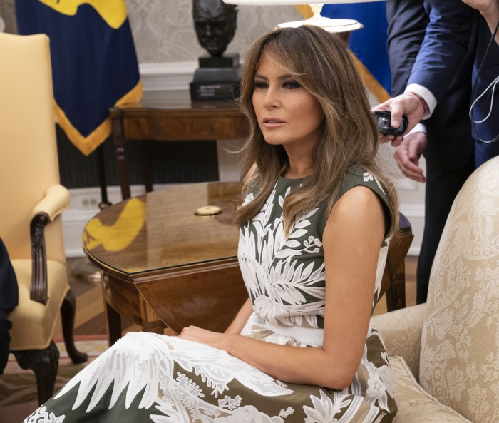 S-a aflat de ce pozează Melania Trump mereu cu gura deschisă!