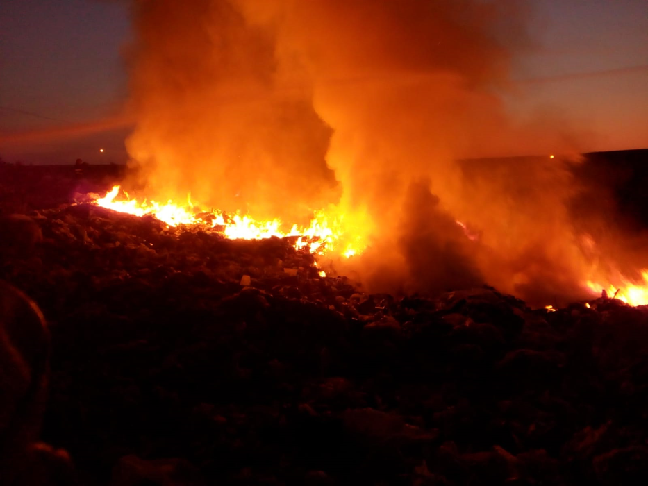 Incendiu puternic la o groapă de gunoi din județul Vaslui