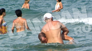 Baiatul lui Ciomu, jocuri periculoase in mare! Uite cum s-a razbunat un amic pe el, dupa ce l-a bagat cu capul sub apa!