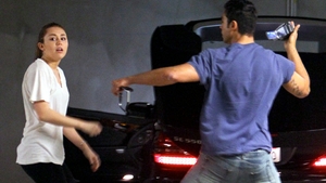 Miley Cyrus recidiveaza: Iar a lovit un ziarist