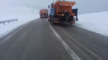 “Iadul alb” a revenit în plină primăvară! La Rânca, județul Gorj, mașinile de dezăpezire au ieșit pe drumuri. VIDEO