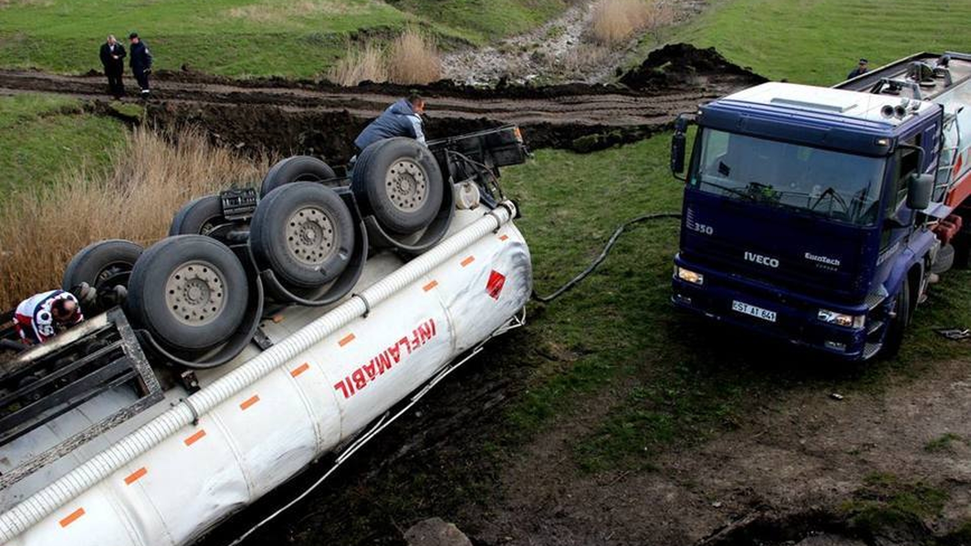 O autocisternă s-a răsturnat în Brăila, după ce şoferul a tras de volan ca să evite o groapă!