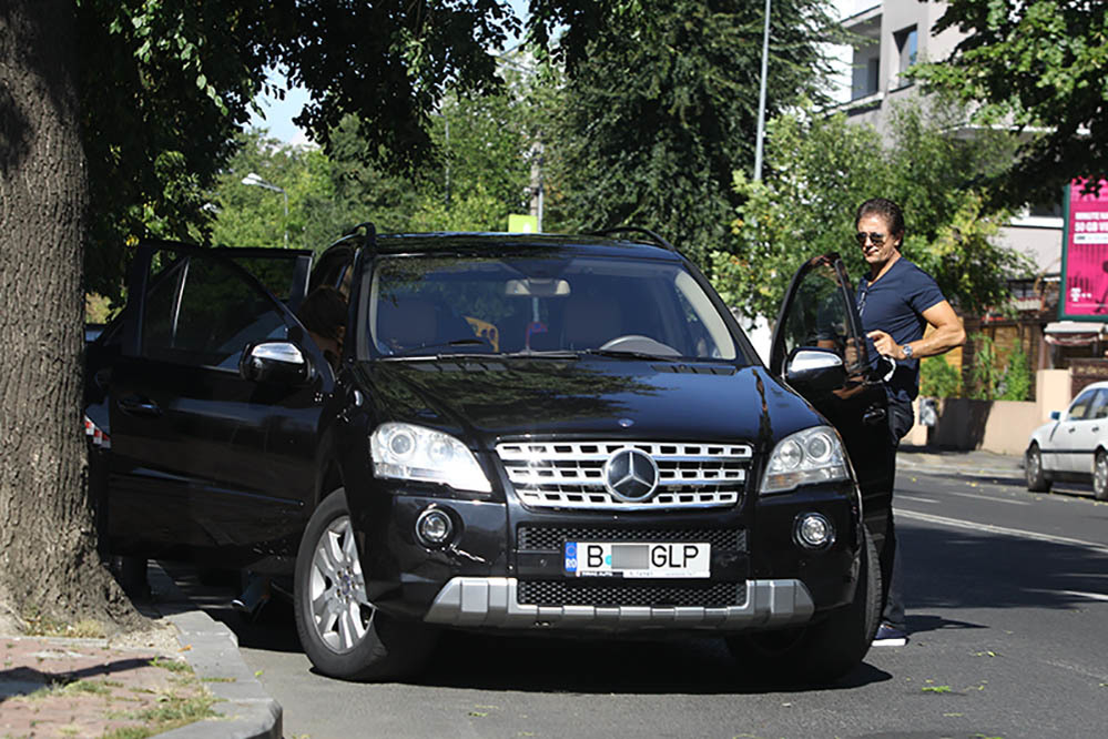 Gică Popescu şi soţia lui, Luminiţa, coboară din maşină
