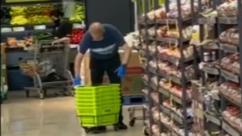 Caz revoltător! Angajatul unui supermarket a fost filmat când ștergea coșurile cu propria salivă