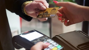 Ireal! I-au fost transferați accidental 10,5 milioane de dolari în cont, iar ea a găsit o modalitate de a-i păstra
