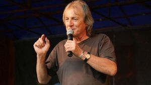 MIHAI CONSTANTINESCU ştie cum să-şi facă partenera fericită: s-a făcut "băiat de casă"