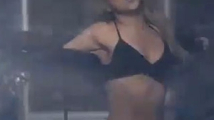 Shakira infrunta zapada si frigul in cel mai nou videoclip al ei!