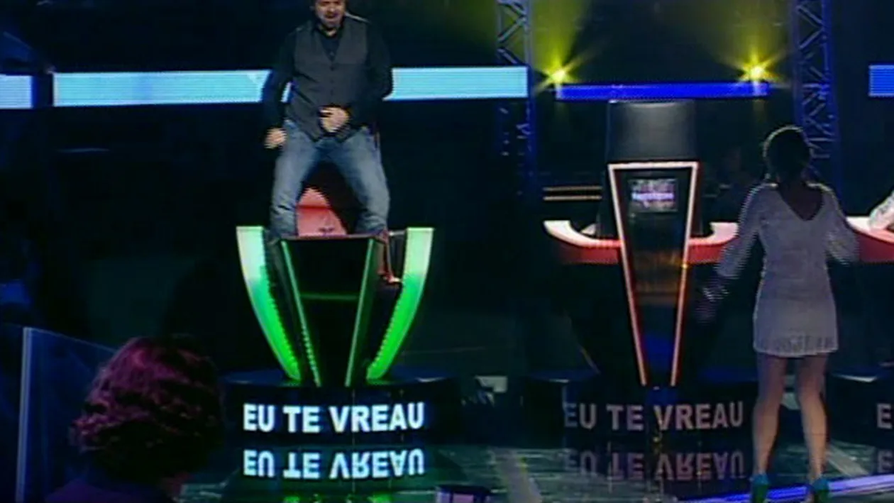 Nu ti l-ai fi inchipuit asa pe Marius Moga! Uite cum s-au catarat pe scaune toti juratii de la Vocea Romaniei ca sa danseze cu o concurenta!