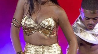 Rihanna si-a surprins fanii la ultimul concert: a aparut pe scena imbracata ca regina Cleopatra!
