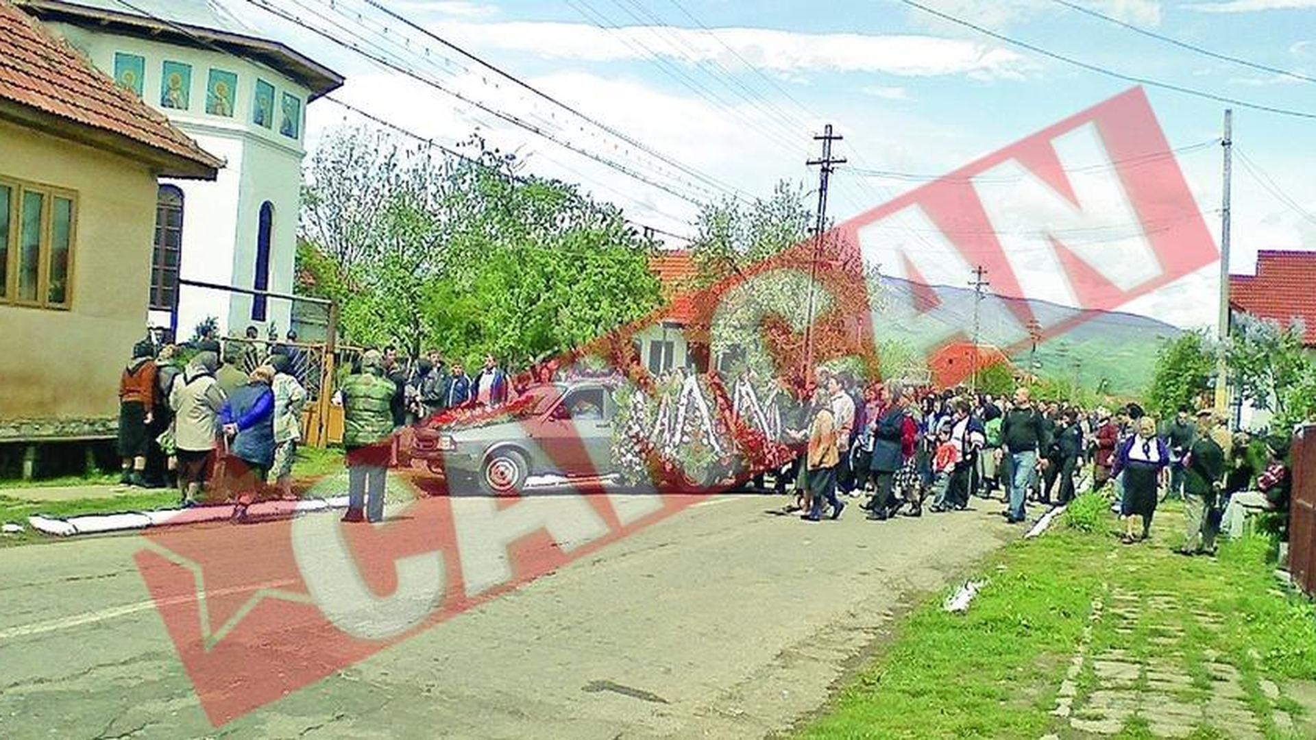 Studenta sinucigasa, condusa pe ultimul drum de fostii colegi