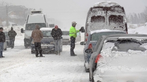 Iarna le face probleme soferilor! Un autocar s-a rasturnat in Suceava din cauza poleiului
