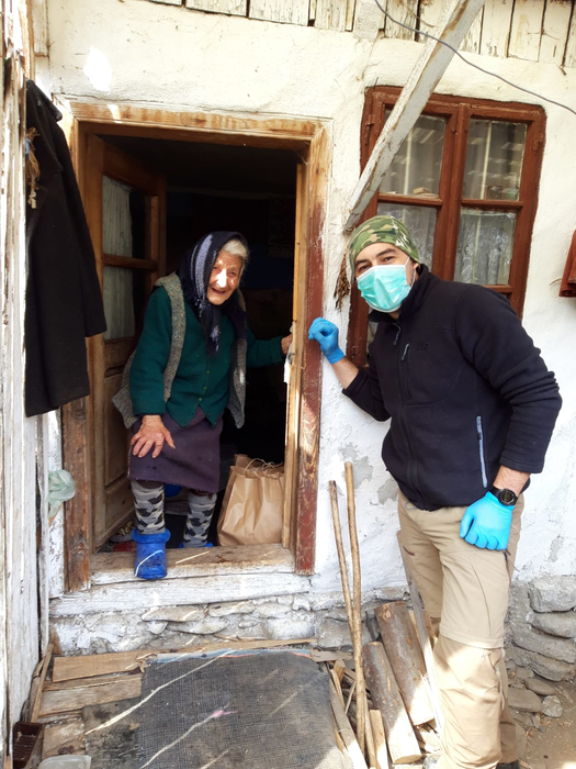 Tanti Elena are 94 de ani și locuiește singură în Stoienești, pe Valea Bădenilor