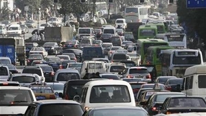 Toată lumea a crezut că nu vede bine! Iată ce număr de înmatriculare şi-a pus această tânără la maşină