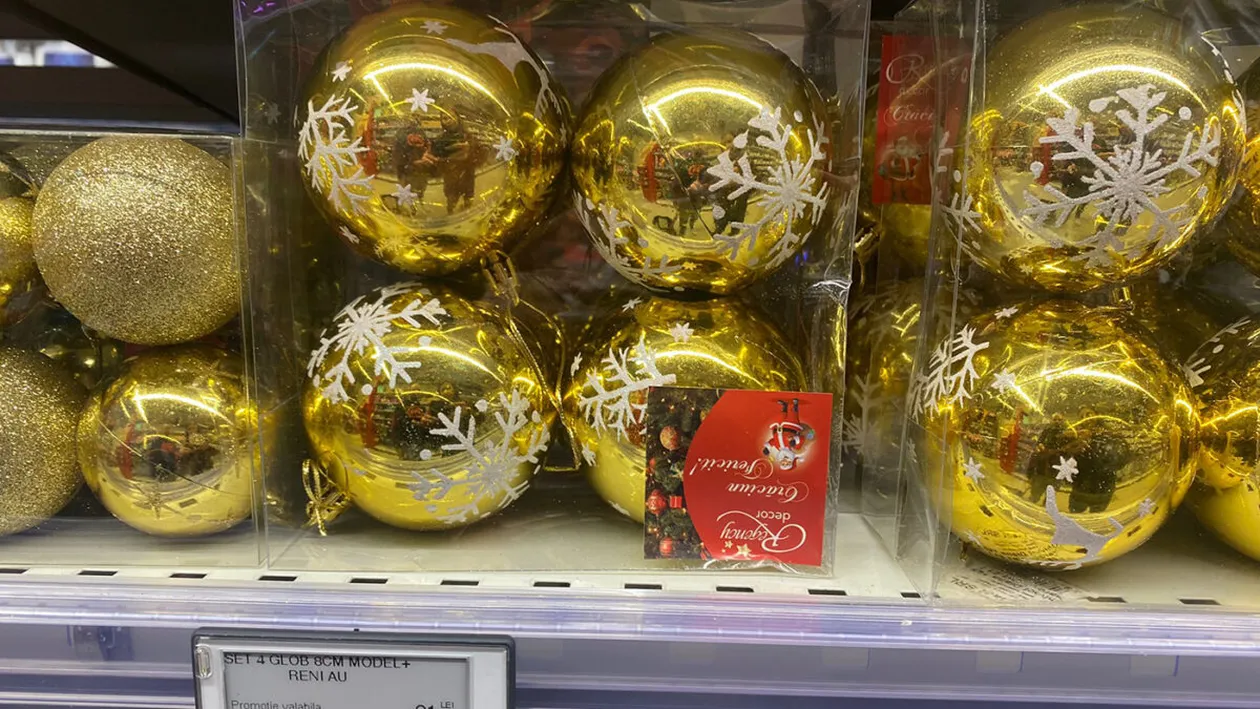 Câți lei costă un set de globuri pentru bradul de Crăciun în supermarket-urile Cora și Carrefour din București