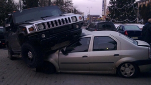 Foto incredibil! Un smecher cu Hummer a turtit un Logan parcat - Vezi cum arata uluitorul accident!