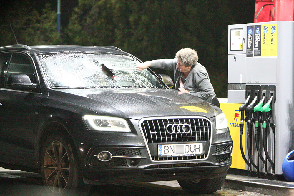 Secretara lui Pomohaci şterge parbrizul maşinii Audi a fostului preot