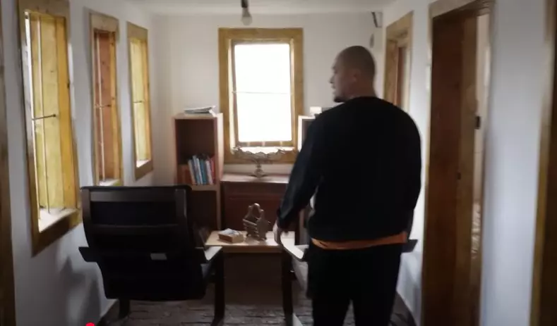 Cum arată casa de la țară a lui Puya. Locuința a fost renovată chiar de artist