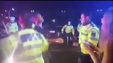 Imaginile în care Boureanu este lovit de poliţist. Se vede clar cum a recţionat la ATACUL FOSTULUI POLITICIAN!