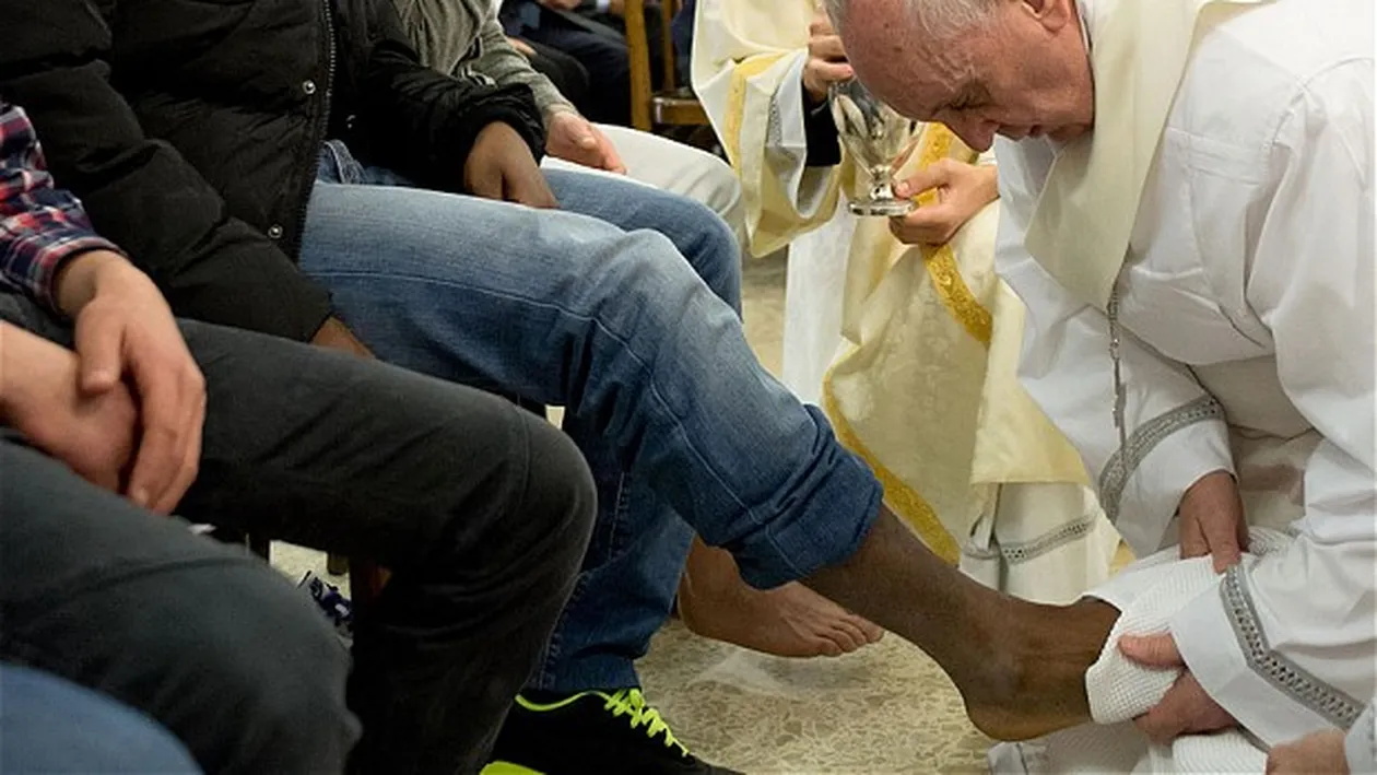 Papa Francisc a uimit iar pe toată lumea: A realizat ceremonia spălării picioarelor pentru 12 deţinuţi, printre care şi femei