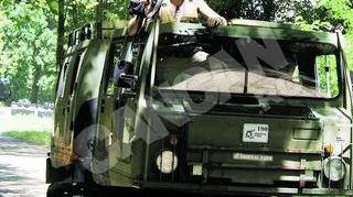 Catalin Botezatu, un militar stilat! S-a plimbat cu tancul prin parc!
