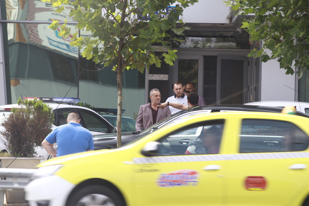Luţu stabileşte cu poliţiştii pe unde să iasă din Secţia de Poliţie