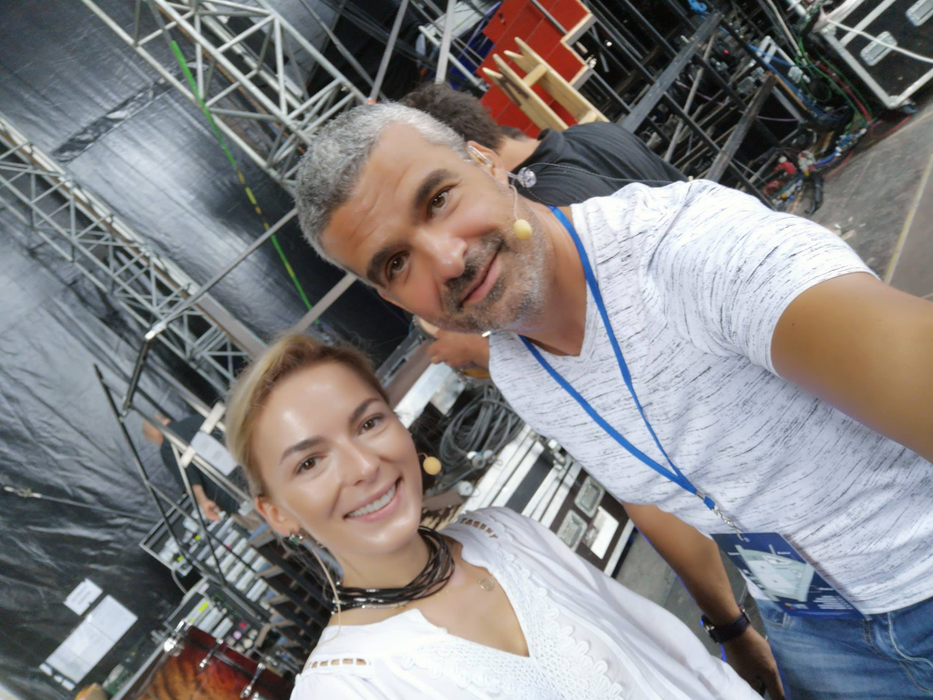 Aurelian Temișan, pe scena Festivalului Cerbul de Aur alături de o blondă superbă. Cine este Ilinca Avram