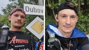 Ultramaratonist român, lovit de o mașină în timpul unei curse umanitare de 2.800 km! Adrian Șovea a fost transportat de urgență la spital