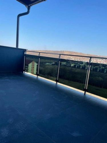 Cum arată apartamentul cu 3 camere, care se închiriază cu 700€ pe lună, în Borhanci, Cluj? “Stai pe WC și ajungi sa deschizi ușa”