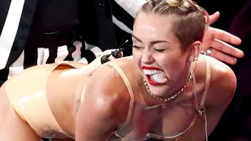 VIDEO S-a dezbracat din nou! Miley Cyrus, goala in noul videoclip. Scene demne de filmele XXX