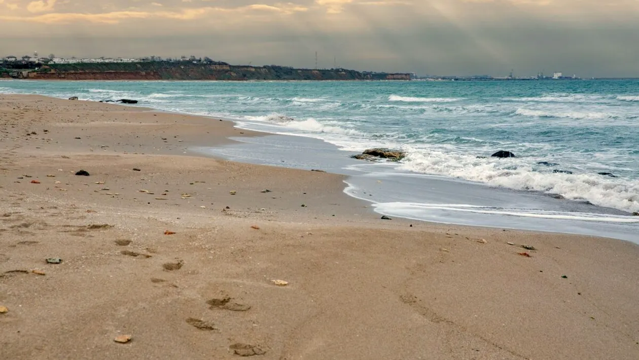 Stațiunea din România care imită Mykonosul. Fructe la șezlong, cocktailuri și DJ din Italia sau Grecia