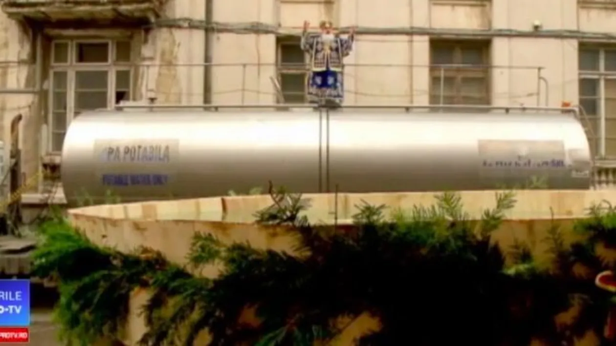 Imaginea zilei! Arhiepiscopul Teodosie s-a urcat pe cisterna de apă sfinţită pentru Bobotează