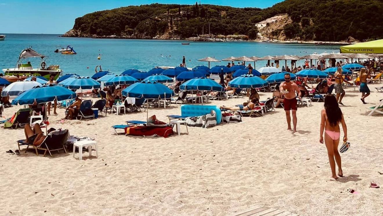 Ce a pățit un turist român aflat în concediu în stațiunea Parga din Grecia: "Stăteam ca tot omul la masă, când aud țipete de pe plajă"