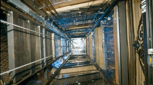 Un muncitor de 36 de ani este în stare critică după ce a căzut în puțul unui lift în construcție