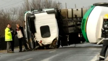 O cisterna plina ochi cu alcool etilic s-a rasturnat pe sosea in zona Mehedinti
